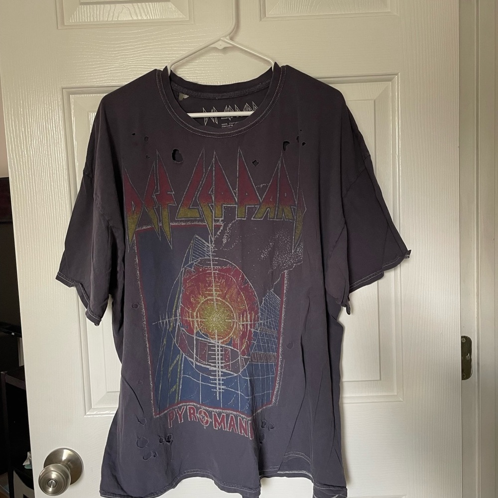 Def lepord graphic tee